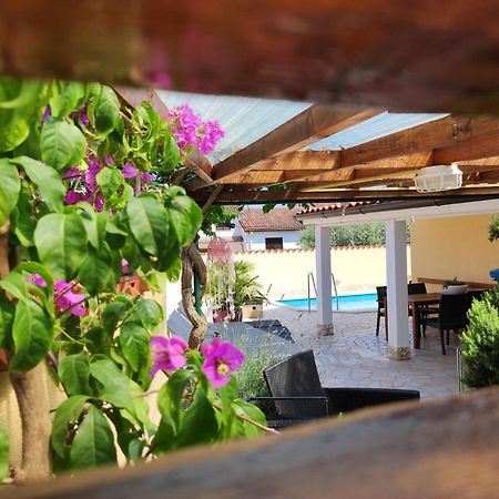 Holiday Home "Mala Kuca " With Heated Pool Pula Buitenkant foto