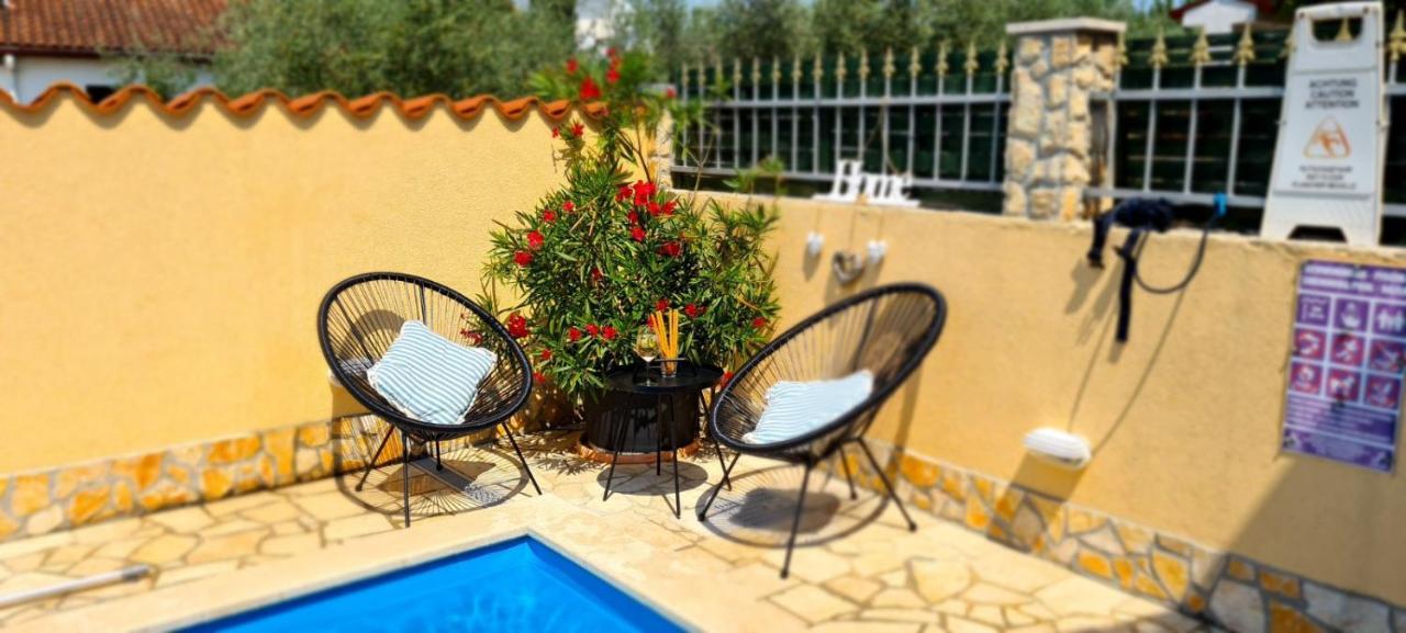 Holiday Home "Mala Kuca " With Heated Pool Pula Buitenkant foto