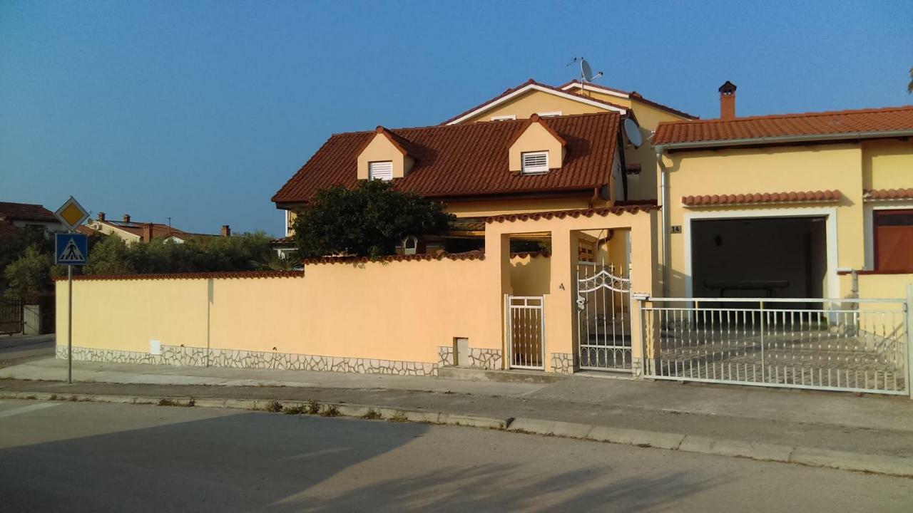 Holiday Home "Mala Kuca " With Heated Pool Pula Buitenkant foto