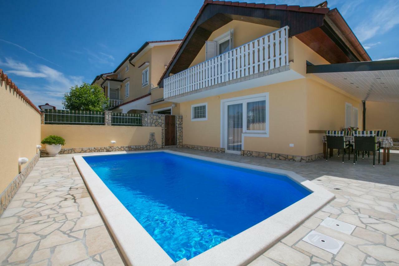 Holiday Home "Mala Kuca " With Heated Pool Pula Buitenkant foto